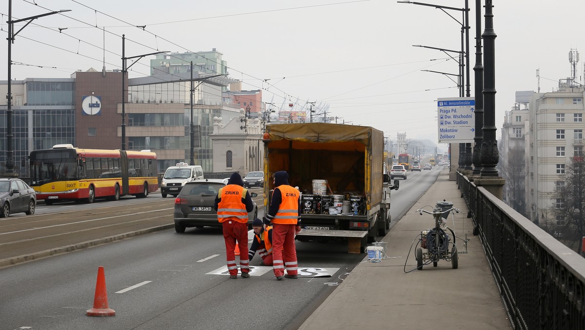 Modernizacja trasy tramwajowej z pl. Wileńskiego do pętli Żerań Wschodni, budowa ul. Nowolazurowej i fragmentu Trasy Świętokrzyskiej oraz modernizacja oświetlenia ulic to niektóre z planowanych w stolicy na 2015 r. remontów i inwestycji drogowych.