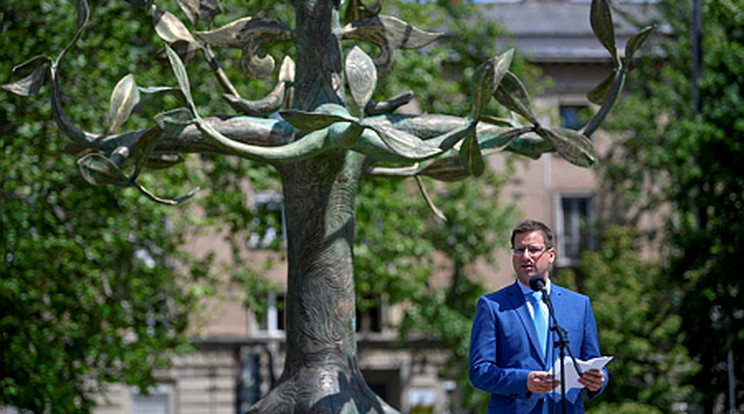 Gulyás Gergely, a Miniszterelnökséget vezető miniszter beszédet mond a Nemzeti Összetartozás Emlékművének felavatásán a nyíregyházi Hősök terén a nemzeti összetartozás napján, 2021. június 4-én. Az élet fáját ábrázoló emlékmű Makoldi Sándor szobrászművész alkotása / Fotó: MTI/Czeglédi Zsolt