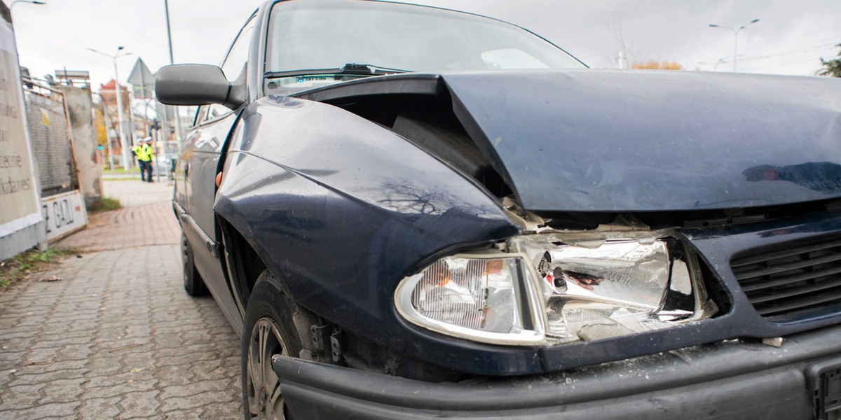 Znów spadają ceny polis komunikacyjnych OC. Eksperci wietrzą w tym początek kolejnej wojny cenowej, ubezpieczyciele bronią się i zapewniają, że to nie wynik wojny, ale skutecznej wyceny ryzyka związanego z każdym kierowcą.