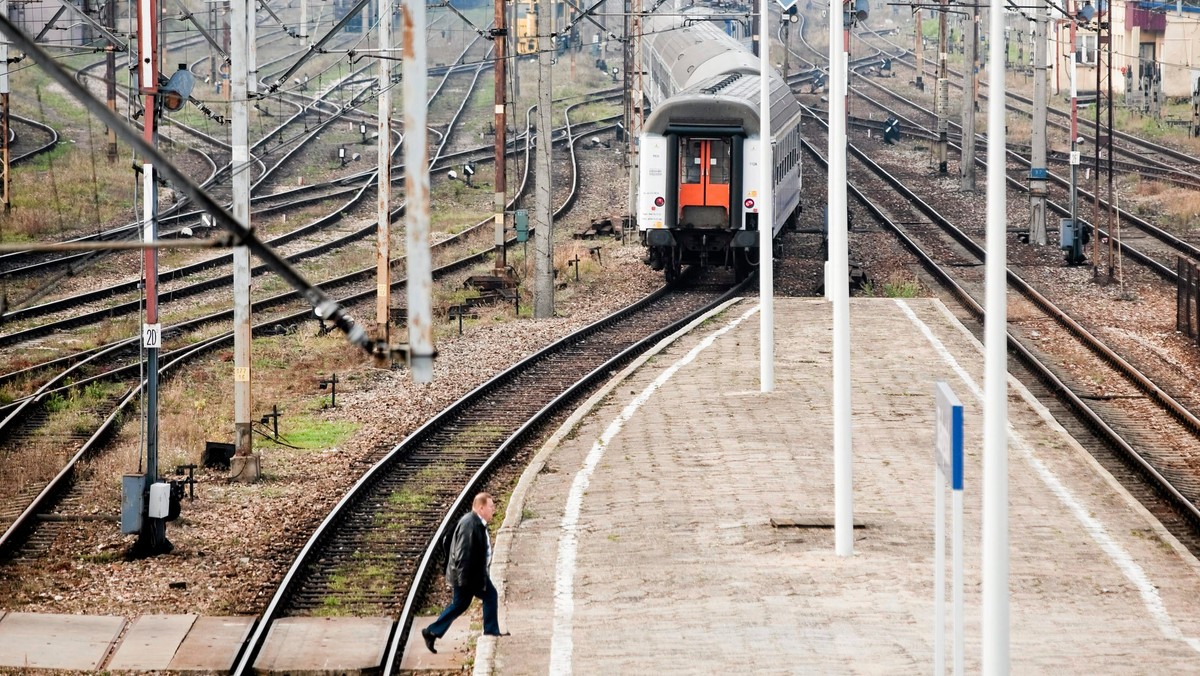 Po zderzeniu pociągu z autobusem, do którego doszło wczoraj koło Warszawy, prokuratura wszczęła śledztwo w sprawie sprowadzenia bezpośredniego niebezpieczeństwa katastrofy w ruchu lądowym - poinformowała dziś stołeczna prokuratura.