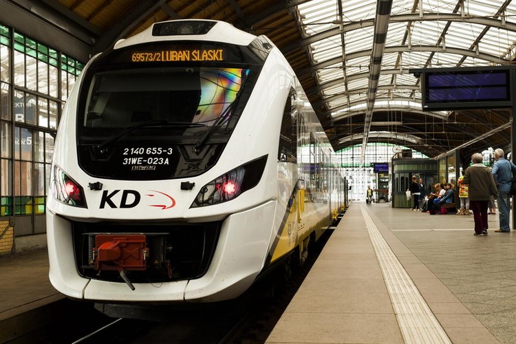 Trzynastego w piątek, czyli 10 dni temu, Newag podpisał umowę z Kolejami Dolnośląskimi na 11 pięcioczłonowych Impulsów. Wraz z usługą utrzymaniową kontrakt będzie wart 254 mln zł brutto. 
W każdym pociągu znajduje się prawie 240 foteli, które będą wyposażone w gniazdka elektryczne. W wystroju wnętrza mają dominować kolory: czerwony, biały i żółty. Producent zobowiązał się, że dostawy zostaną zakończone do listopada 2017 r. <br><br>
Dla Kolei Dolnośląskich to jeden z elementów programu taborowego. Dzięki unijnym dotacjom do 2023 r. samorząd ma dokupić własnej spółce jeszcze 17 elektrycznych pociągów (w wersji 4- i 5-człownowej).<br><br>
Na zdj. Pociąg Impuls Kolei Dolnośląskich na dworcu we Wrocławiu