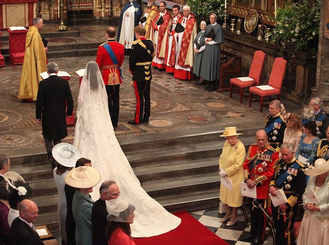 Ojciec prowadzi Kate Middleton do ołtarza