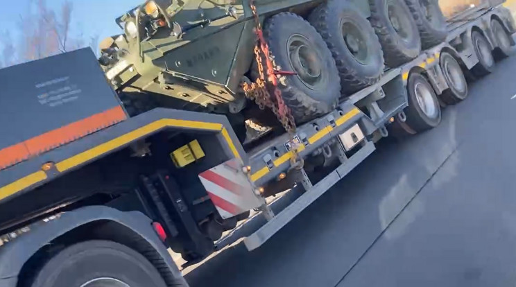 Mi történik? NATO katonák vonulnak az M1-esen /Fotó: Blikk
