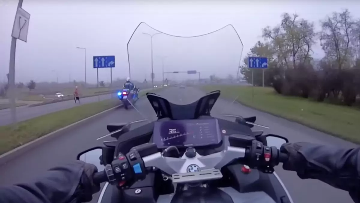 Patrol na motocyklach pomógł starszej kobiecie pokonać dwujezdniową ulicę