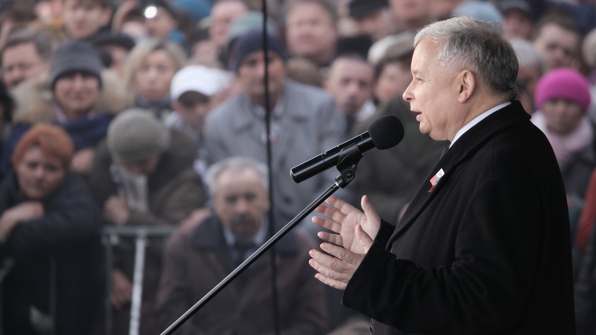 - Polska ma wielki kapitał, który może eksplodować dla jej dobra, ale obecny porządek społeczny i ekonomiczny musi być zmieniony. O takiej Polsce marzył Lech Kaczyński; marzył i walczył o nią, i być może dlatego nie ma go już wśród nas. Ale jest z nami jego testament - mówił Jarosław Kaczyński przed Pałacem Prezydenckim do swoich zwolenników. Prezes PiS wraz z rzeszą ludzi przeniósł się z Sali Kongresowej, gdzie zainaugurował Ruch Społeczny im. Lecha Kaczyńskiego.