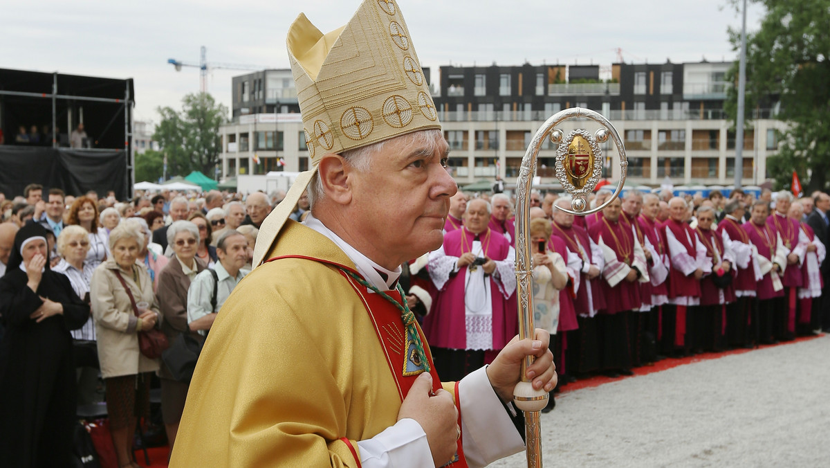 - W dobie neopogaństwa i antyklerykalizmu, których przedstawiciele atakują Kościół i pasterzy Kościoła, Polska nie może ulec tym tendencjom i prądom - mówił prefekt watykańskiej Kongregacji Nauki Wiary abp Gerhard Ludwig Muller w homilii wygłoszonej podczas mszy św. przed Świątynią Opatrzności Bożej. Jego wystąpienie kilkakrotnie było przerywane oklaskami, duszpasterz zakończył homilię słowami: "Jeszcze Polska nie zginęła, jeszcze Europa nie zginęła, póki my wierzymy, ufamy i kochamy!".