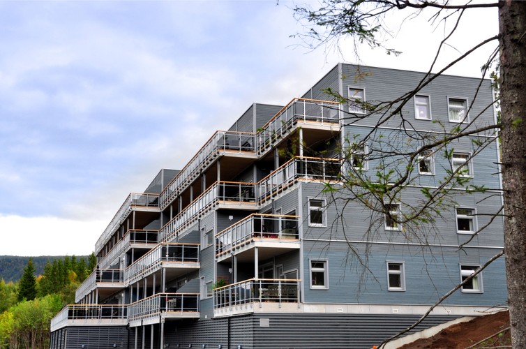 Kolejny norweski kontrakt polskiego wykonawcy. To w sumie 32 mieszkania z widokiem na las: 3,4 tys. mkw. powierzchni wraz z balkonami (do tego prawie tysiąc mkw podziemnego garażu). Na potrzeby norweskiego rynku polska spółka wyspecjalizowała się w podobnym budownictwie modułowym. W czwartek podpisała wart ponad 33 mln zł kontrakt na zaprojektowanie i wykonanie w technologii modułowej i „pod klucz” trzech budynków akademika z 89 mieszkaniami o łącznej powierzchni 4,8 tys. mkw.