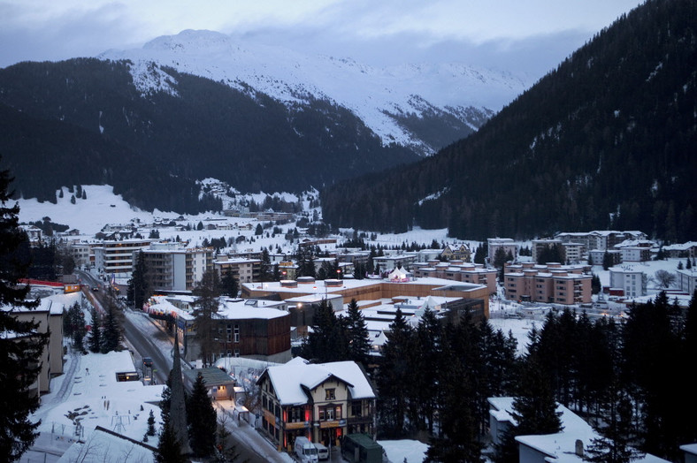Ogólny widok na Davos, na pierwszym planie Centrum Kongresowe, w którym odbywać się będą główne obrady Światowego Forum Ekonomicznego fot. bloomberg