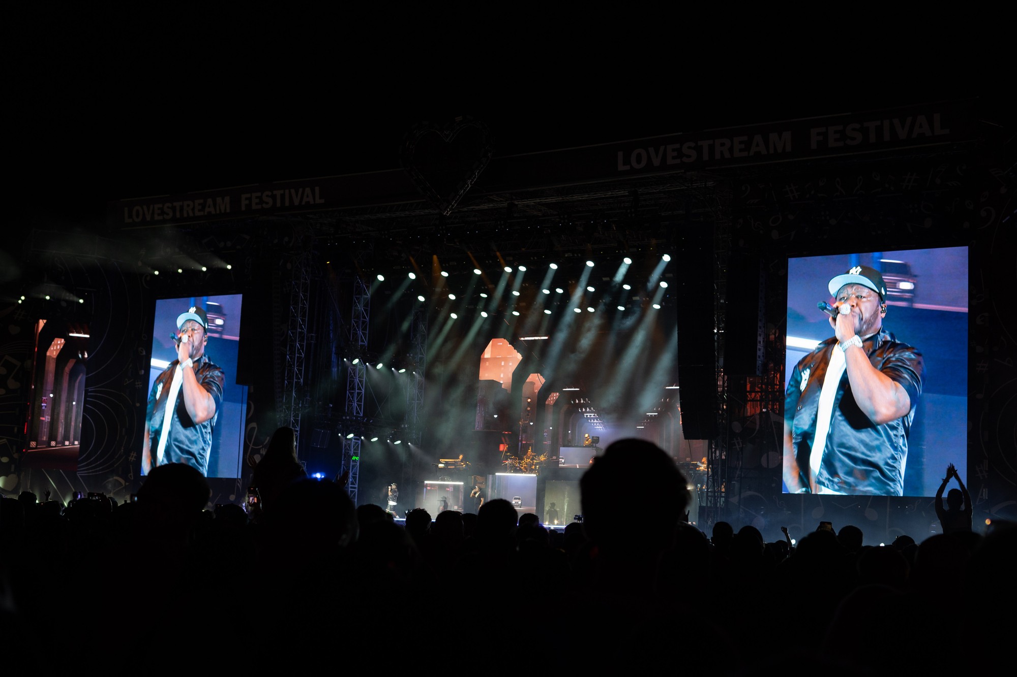 Americký raper 50 Cent počas prvého dňa 3. ročníka Lovestream festivalu na starom letisku vo Vajnoroch v piatok 16. augusta 2024.