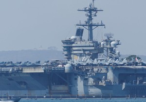 Američki nosač aviona Abraham Linkoln i nekoliko razarača sa vođenim raketama došlki su u region Bliskog istoka | Foto: Mike Blake/Reuters