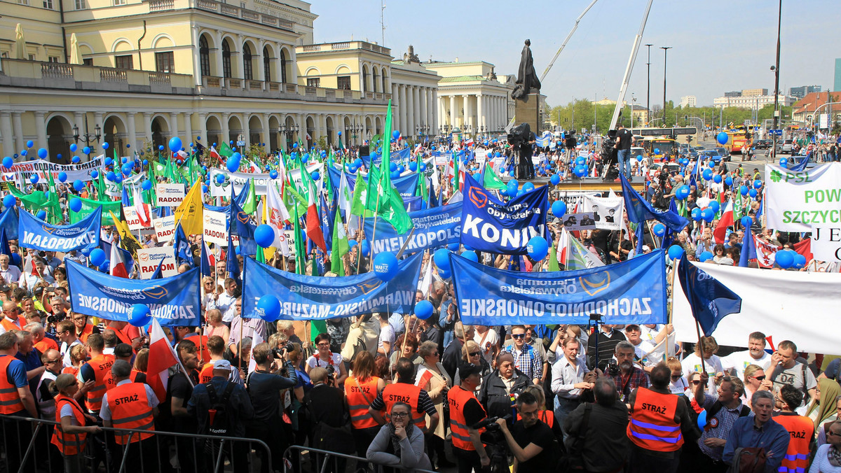 Ulicami Warszawy ruszył Marsz Wolności organizowany przez PO. Manifestacja rozpoczęła się o godz. 13.00 na Placu Bankowym, następnie ruszyła ulicą Marszałkowską, przez Rondo Dmowskiego, na Plac Konstytucji. Wydarzenie zakończył koncert zespołu Big Cyc. Policja szacuje liczbę uczestników na 12 tys., zaś według najnowszych danych Ratusza na ulicach Warszawy jest 90 tysięcy osób.