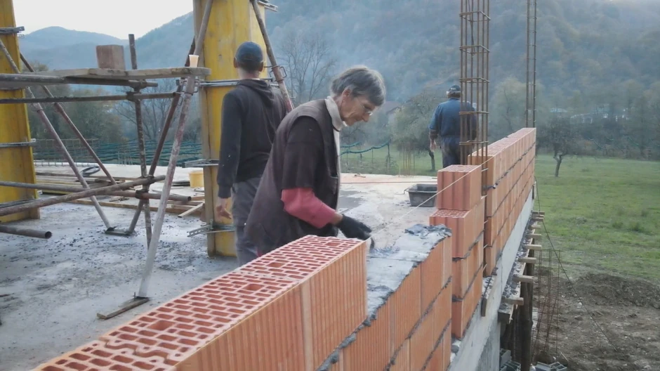 Snežana iz Ivanjice je žena legenda, u osmoj deceniji radi na gradilištu sa suprugom