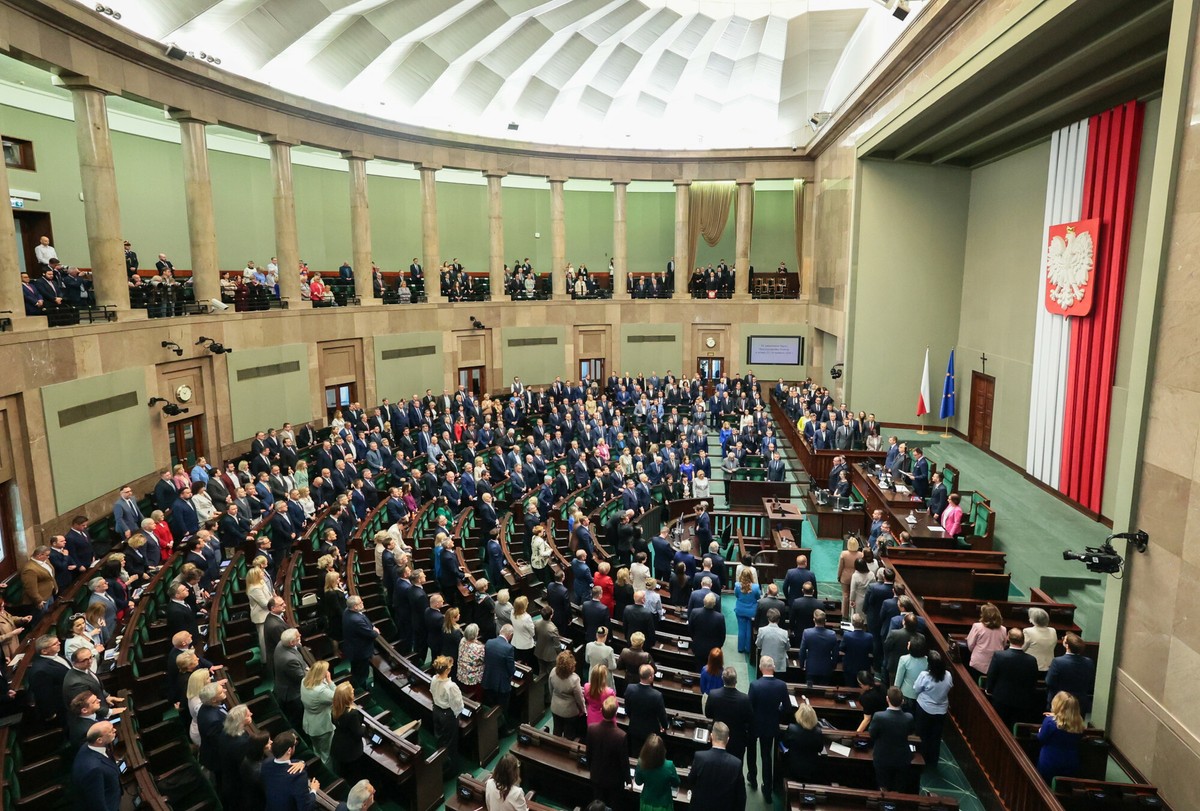 KO na prowadzeniu, kolejna partia wchodzi do Sejmu. Jest nowy sondaż partyjny