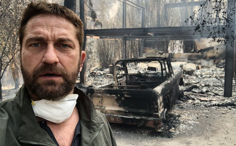 Gerard Butler na tle spalonej rezydencji