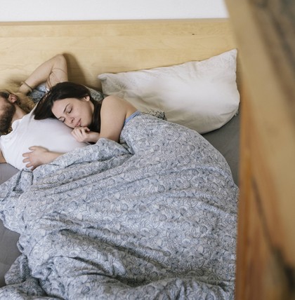 Wie man mit seinem Partner in einem Bett schläft, verrät viel über die Beziehung, die man führt.