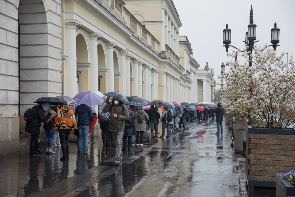 Drugi dzień szczepienia bez zapisów w majówkę na pl. Bankowym w Warszawie