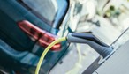 Co najbardziej blokuje rozwój elektromobilności? Oto największe bariery w zakupie samochodu elektrycznego