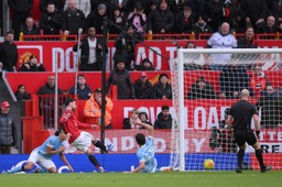 manchester united pokonał w derbach manchester city. zwycięski debiut carricka