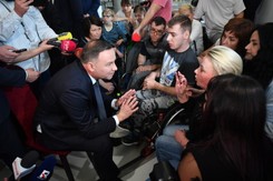 Rodzice niepełnosprawnych puścili prezydentowi nagranie z jego obietnicami przedwyborczymi. 'Obnażają hipokryzję Dudy'