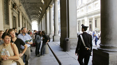 Kolejki do Galerii Uffizi we Florencji - koniki sprzedają trzykrotnie droższe bilety "omiń kolejkę"