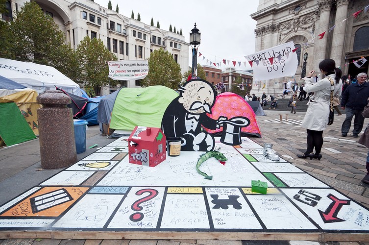 Coraz więcej badań potwierdza, że pogłębiające się nierówności majątkowe mają negatywny wpływ na społeczeństwo. Jednocześnie ekonomiści dowodzą, że nierówności te wcale nie motywują do cięższej pracy. Pod tym względem sytuacja w Wielkiej Brytanii się pogarsza. Porównując różnice w dochodach najbogatszych i najbiedniejszych Brytyjczyków przez ostatnie cztery lata, analitycy NEF zauważyli, że zwiększają się one o 0,8 proc. rocznie.