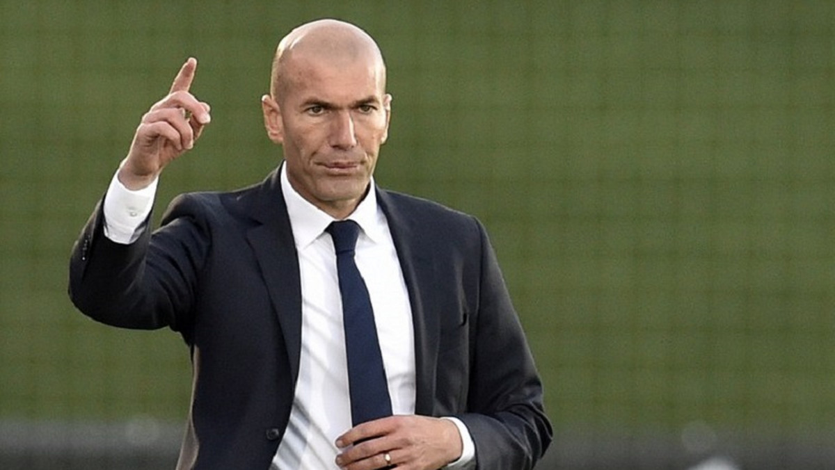 Zinedine Zidane nowym trenerem Realu Madryt. Francuz zastąpił na tym stanowisku zdymisjonowanego Rafę Beniteza. I będzie już czternastym szkoleniowcem Królewskich w XXI wieku.