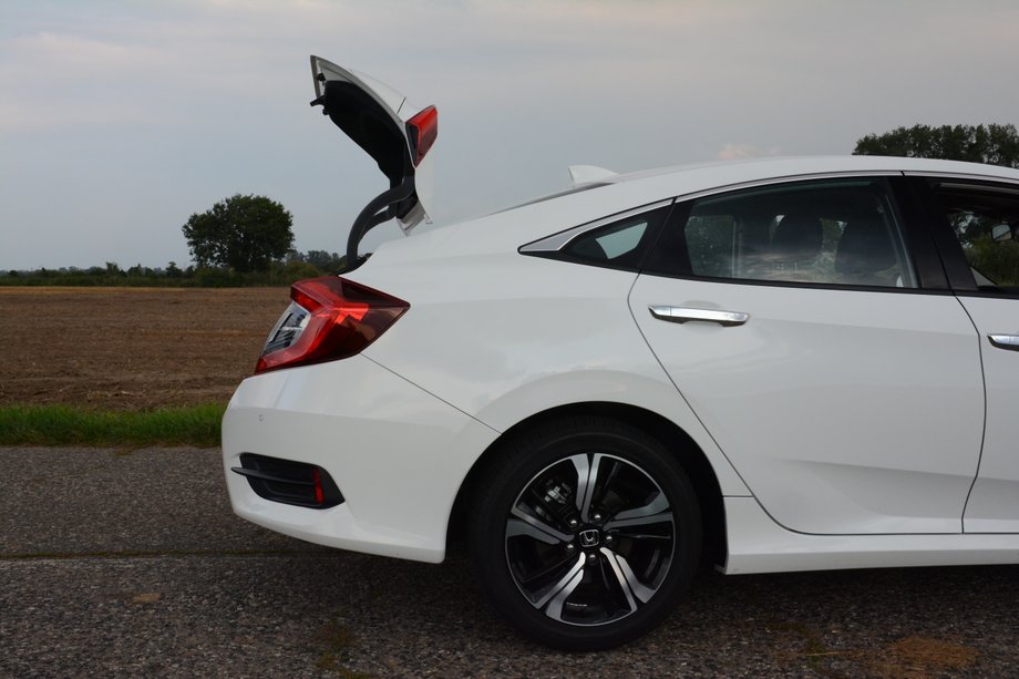 Honda Civic sedan 1.5 VTEC Turbo - w kompaktowej limuzynie też drzemią emocje