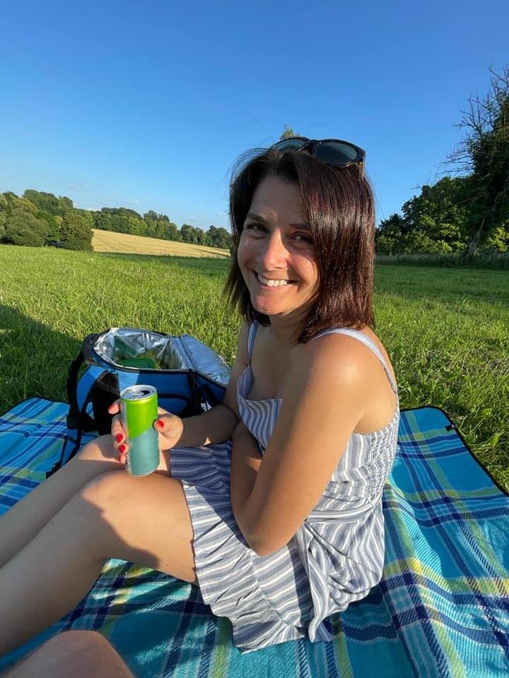 Caroline si na dovolenke umývala vlasy, keď jej ochabla ľavá ruka.