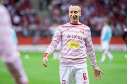 Totalny upadek reprezentanta Polski. Góralski pokazał jak opróżnia butelkę alkoholu