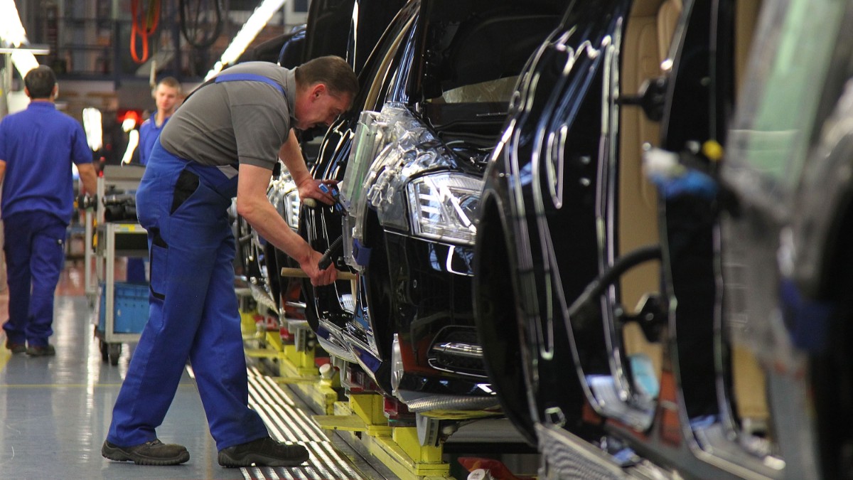 Mercedes oferă bani angajaților care aleg să plece de bunăvoie: compania reia din decembrie programul de plecări voluntare