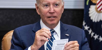 Ups! Joe Biden przypadkiem ujawni coś takiego. "Wejdź, usiądź, wchodzi prasa, zabierz głos". Serio muszą mu to pisać na kartce?