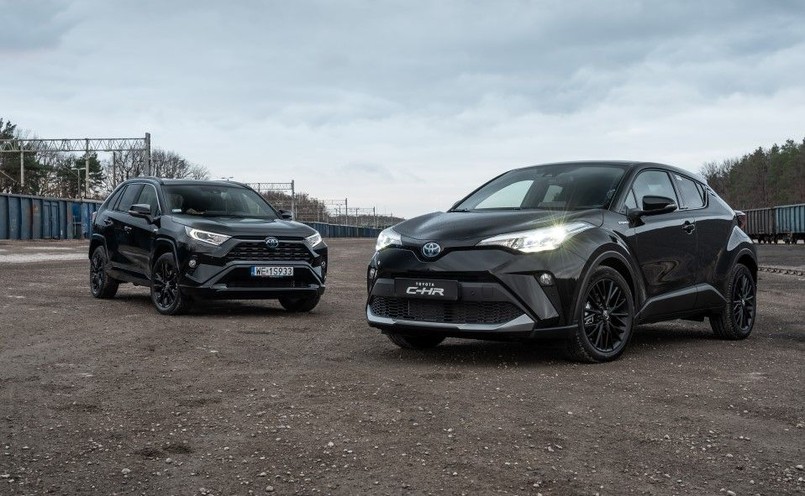 Toyota C-HR Black Edition i RAV4 Black Edition