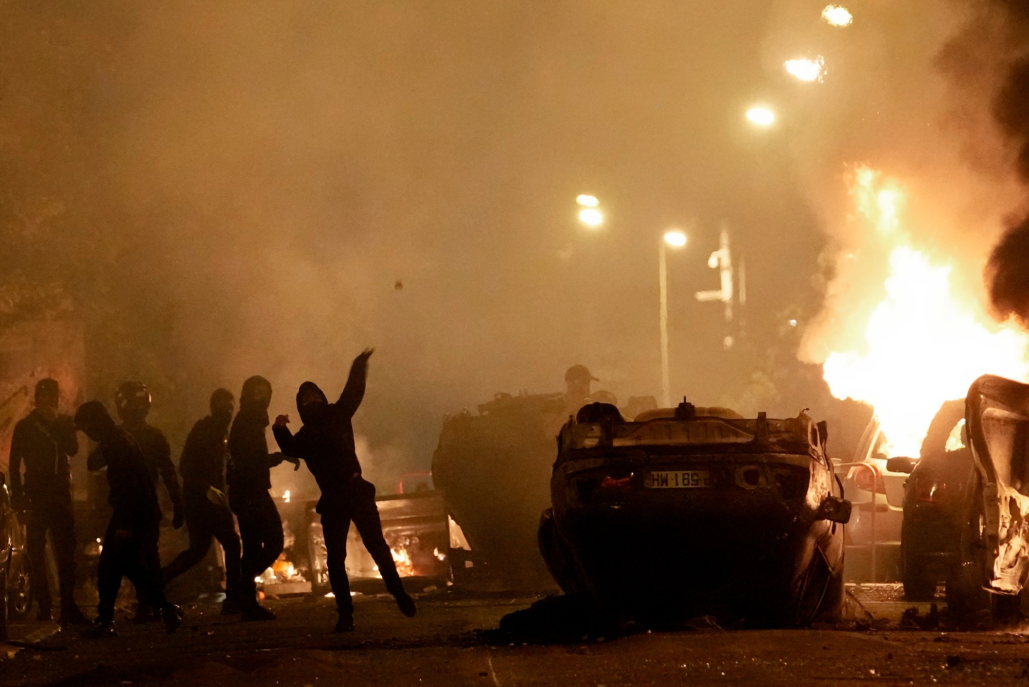 Smrť tínedžera počas dopravnej kontroly vyvolala vo Francúzsku násilné protesty.