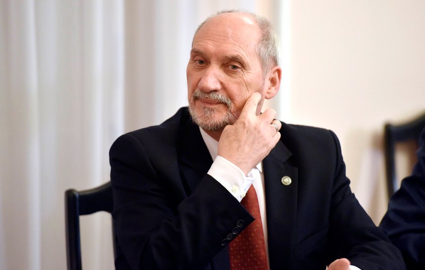 Szef MON pod specjalnym nadzorem. Czego boi się Macierewicz?