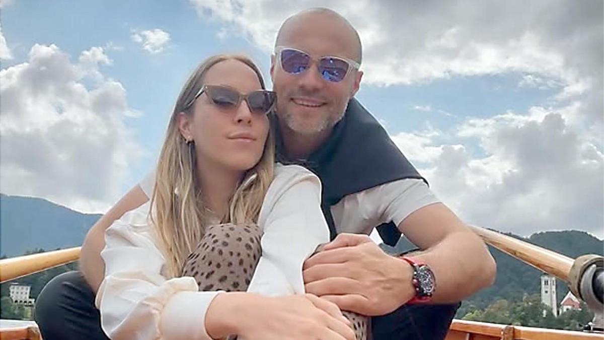 PRVA ŠETNJA ACE SOFRONIJEVIĆA I KOSANE SA ĆERKOM TAROM Ponosni roditelji pucaju od sreće: 