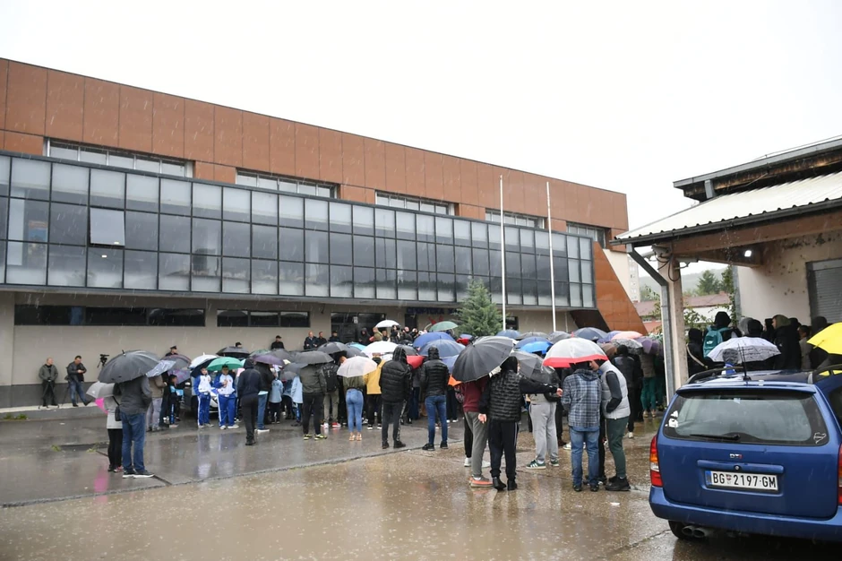 Protest ispred Sportske hale u Severnoj Mitrovici