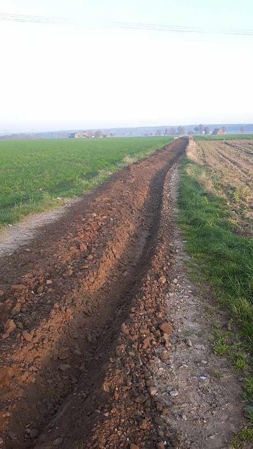 Warmińsko-Mazurskie: Rolnik przypadkiem zaorał drogę