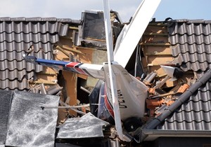 Srušio se mali avion na krov kuće u Nemačkoj 