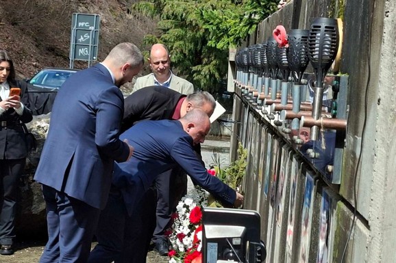 AUTOBUS PUN ĐAKA UPAO U NABUJALI LIM, 12 STRADALO Tuga duga već 22 godine: "IZVLAČILI SMO IH NA KROV AUTOBUSA, SKAKALI U VODU DA IH SPASIMO"