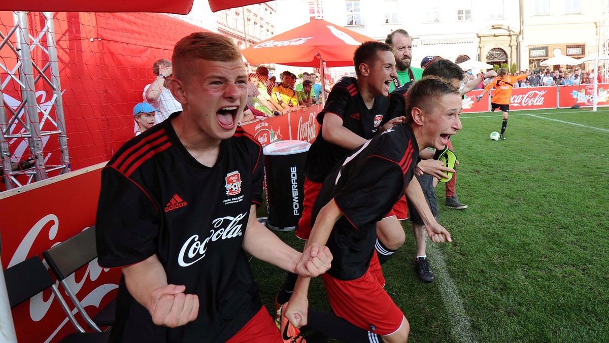 We wtorek ruszają zapisy do 16. edycji turnieju Coca-Cola Cup, już po raz drugi rozgrywanego pod hasłem „Bądź aktywny, dołącz do gry”. W roku piłkarskich mistrzostw świata na zgłoszone szkoły gimnazjalne oraz ich uczniów, oprócz sportowych emocji, czeka szereg nagród. Wśród nich wyjazd na brazylijski mundial oraz udział w obozie treningowym we Włoszech. Wszystkie szkoły uczestniczące w turnieju otrzymają także piłki z limitowanej mundialowej edycji.