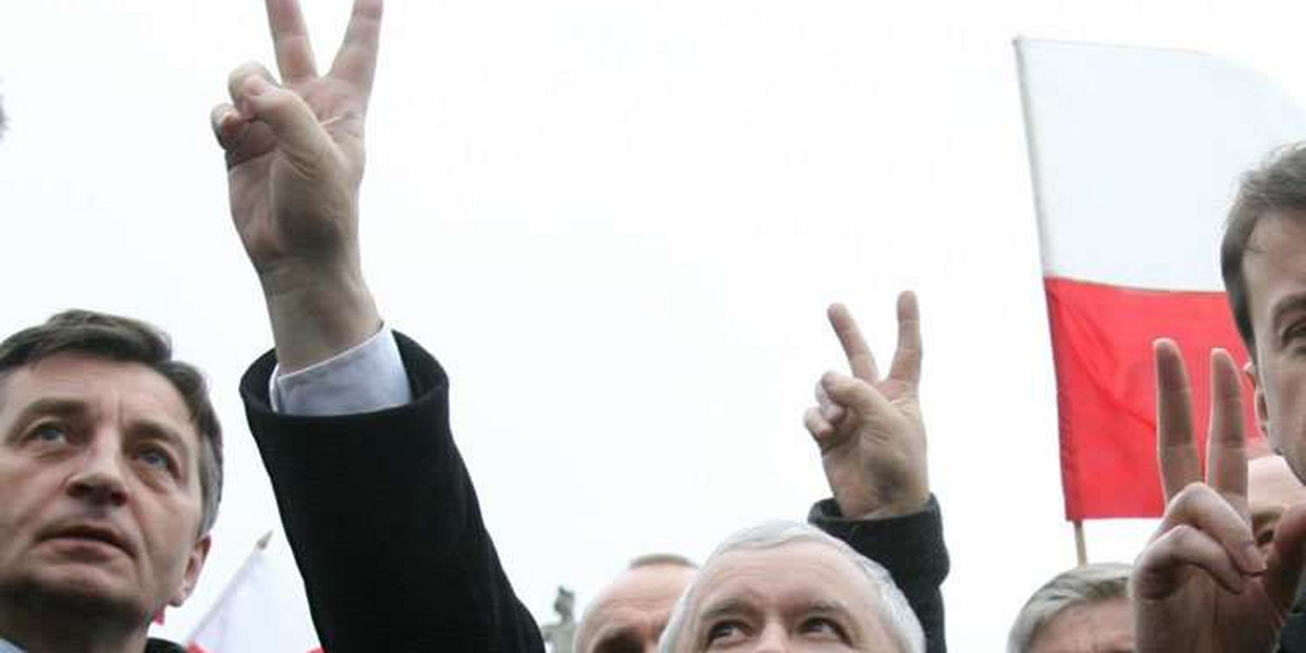 Kaczyński lansuje sie pod krzyżem