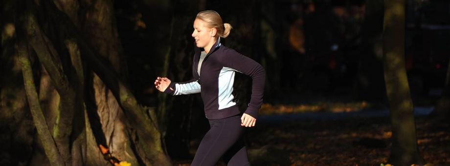 kobieta jesień bieganie bieg sport jogging
