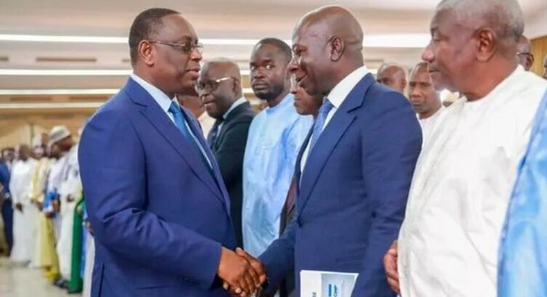 Le président Macky Sall saluant Baidy Agne le président du CNP le patronat sénégalais Crédits DR