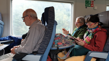 Senior z plecakiem. Czy podróże pociągiem są tylko dla młodych?