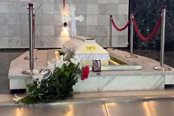 (FOTO) BELI LJILJANI I BELI KOVČEG ZA UBIJENU LJUDMILU Porodica ispratila Ruskinju koju je ugušio turski državljanin u Borči: Sveštenik držao opelo na Lešću