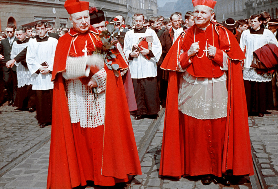 Kardynałowie Stefan Wyszyński i Karol Wojtyła podczas tradycyjnej procesji z relikwiami św. Stanisława z Wawelu na Skałkę, 1971 r.