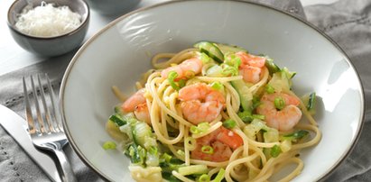 To lekkie i aromatyczne spaghetti smakuje latem. Zrobisz je w kilka minut