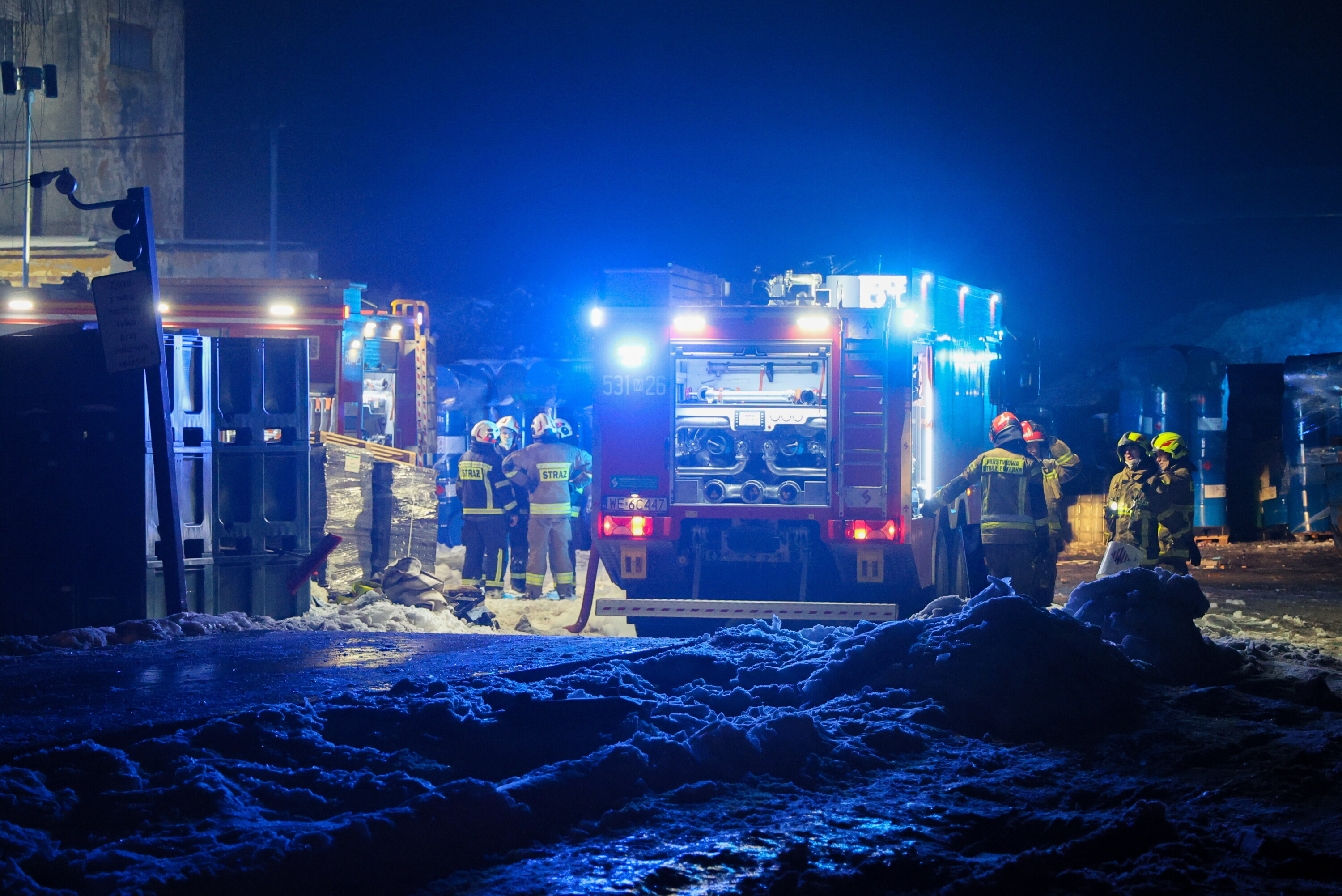 Pożar w magazynie odpadów - grupa ratownictwa chemicznego bada powietrze