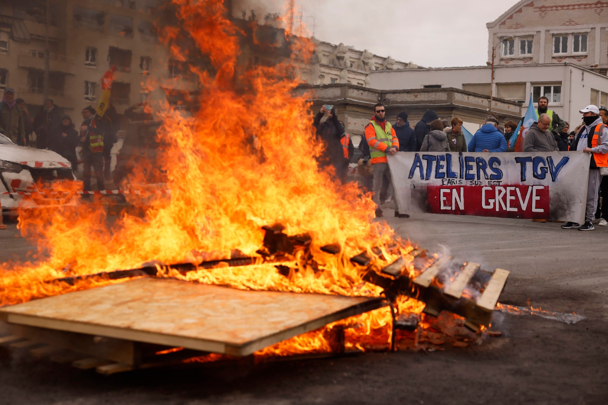 Francúzsko zažíva 10. deň štrajkov a protestov proti dôchodkovej reforme.