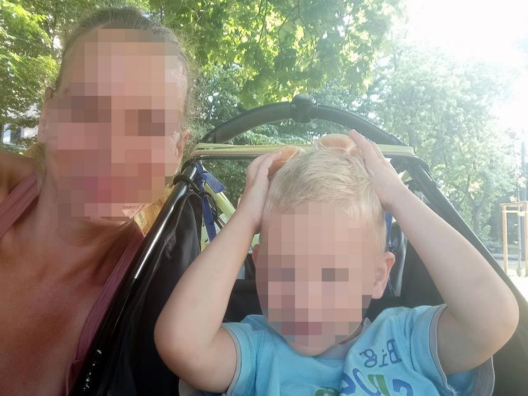 A kisfiúval kilenc késszúrással végzett a nő